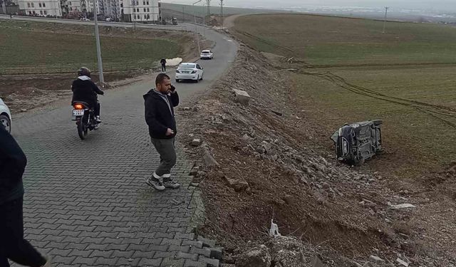 Batman'da otomobil şarampole yuvarlandı: 1 yaralı