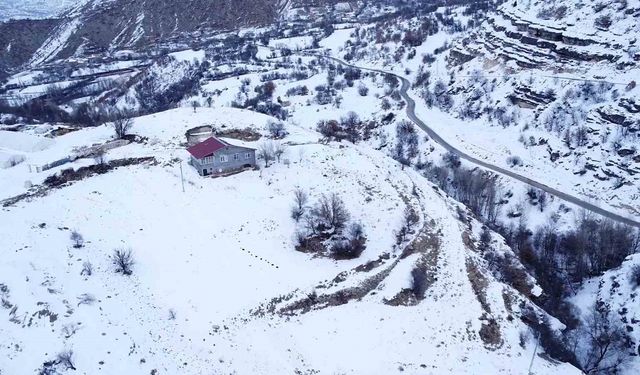 Beyaza bürünen 2 bin rakımdaki mahalleler havadan görüntülendi