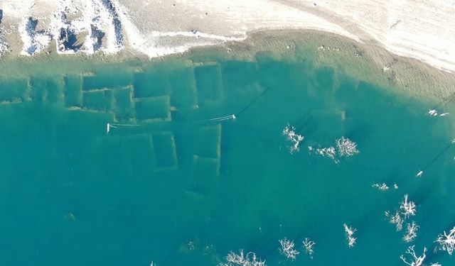 Bir zamanlar tamamen sular altında kalan köy, şimdi de kar altında kaldı