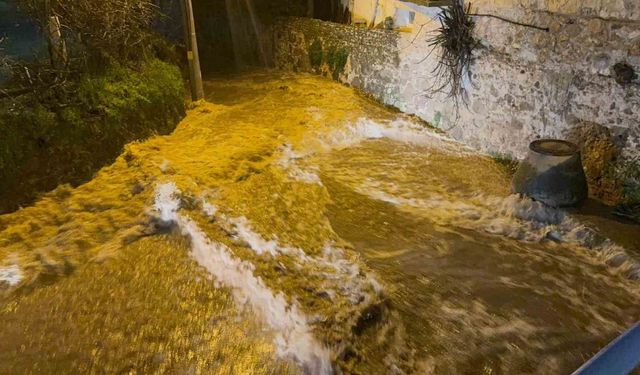 Bodrum'u sağanak vurdu: Araç sürüklendi, evleri su bastı