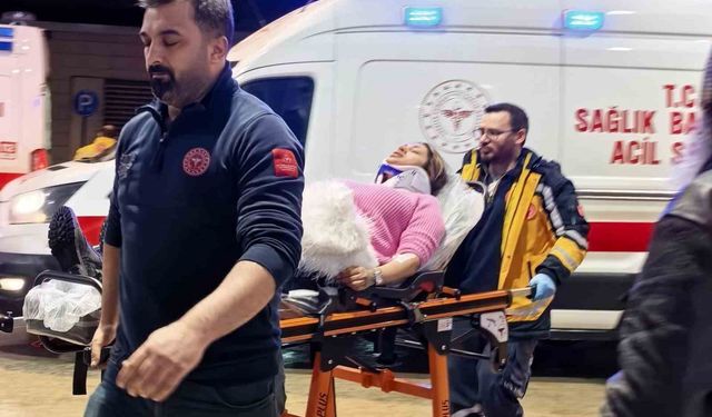 Bursa'da otomobil duvara çarptı: 2 yaralı