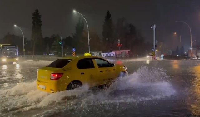 Bursa'da sağanak sonrası rögarlar taştı, cadde göle döndü