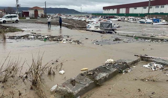 Çanakkale'de sağanak yağış nedeniyle Kepez çayı taştı
