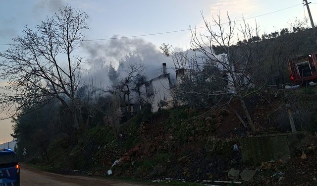 Çıkan yangında ev küle döndü
