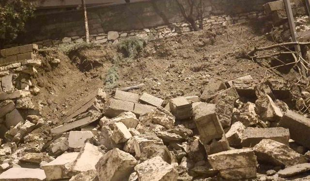 Diyarbakır'da sağanak nedeni ile istinat duvarı çöktü