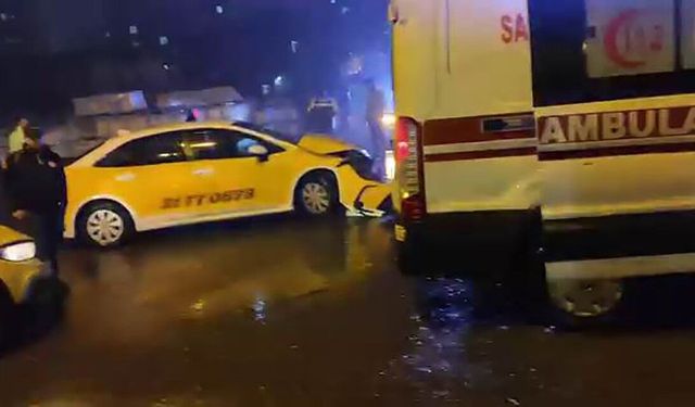 Diyarbakır'da ticari taksi ile yolcu minibüsü çarpıştı: 3 yaralı