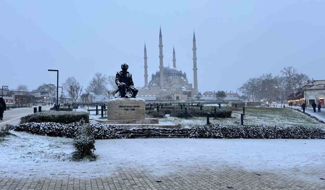 Edirne'de kar yağışı etkili oluyor