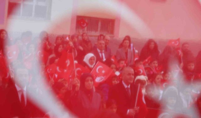 Elazığ'da ikinci dönemin ilk ders zili 'Bayrak Sevgisi' ile çaldı