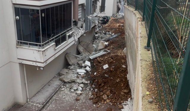 Gaziantep'te facianın eşiğinden dönüldü: Sitenin istinat duvarı araçların üzerine çöktü
