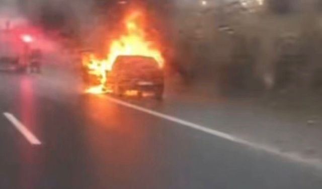 Gaziantep'te seyir halindeki araç alev alev yandı