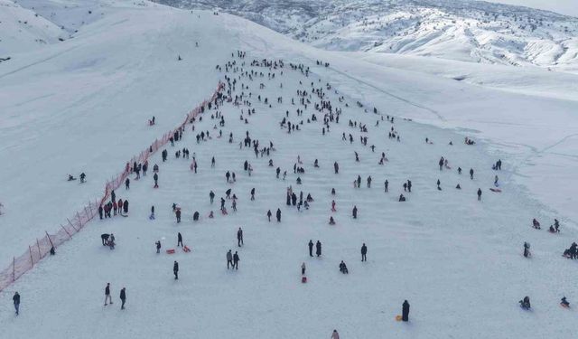 Güzeldağ Kayak Merkezi yarıyıl tatilinin son gününde doldu taştı