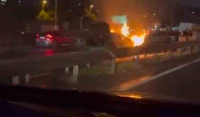 Haliç Köprüsü'nde yanan otomobili yoldan geçen su tankeri söndürdü