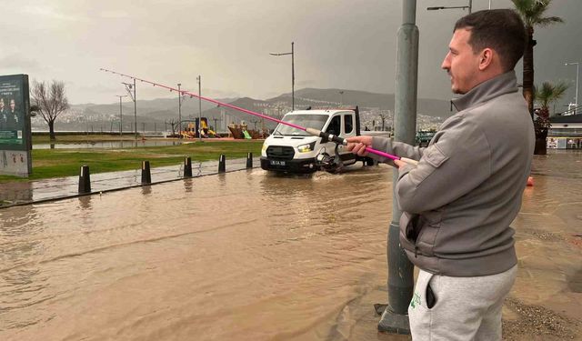 İzmir'de sağanak hayatı felç etti: Kordon göle döndü, vatandaş oltayla tepki gösterdi