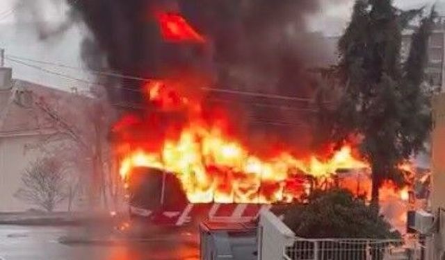 İzmir'de seyir halindeki ESHOT otobüsü alev alev yandı