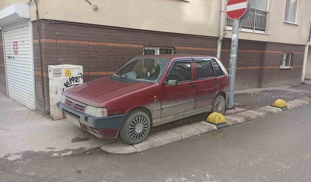 Kaldırıma park eden sürücü hem yayaları hem de engellileri hiçe saydı