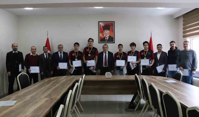 Kaymakam Öztürk: 'Gençlerimizin her alanda yanında olmaya ve onları desteklemeye devam edeceğiz'