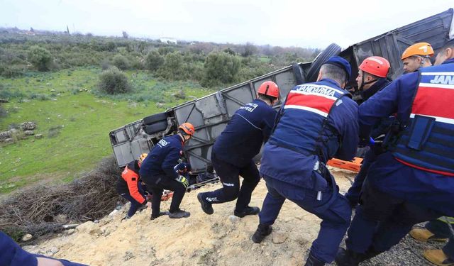 Kazada yaralanan yolcu o anları anlattı: 'Önce yan yatıp süründük, sonra bariyer saplandı'