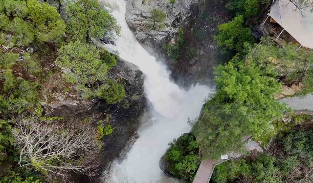 Kazdağları'nın Sütüven Şelalesi yağışlarla birlikte Niagara'yı aratmadı