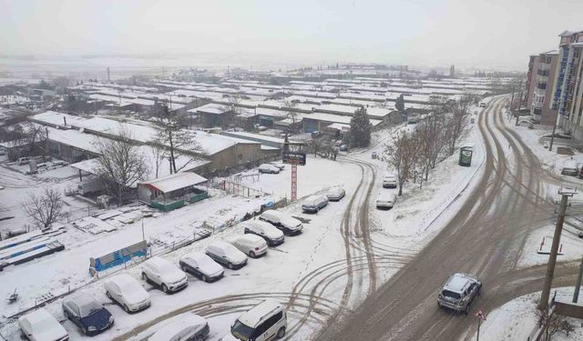Keşan'da etkili olan kar yağışı nedeniyle taşımalı eğitime 1 gün ara verildi