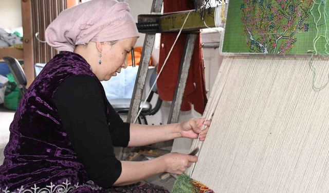 Kırgız Türkleri kültürlerini ilmek ilmek halılara dokuyor