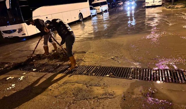 Kuşadası Belediyesi ekipleri yağmurun ilk anından itibaren sahadaydı