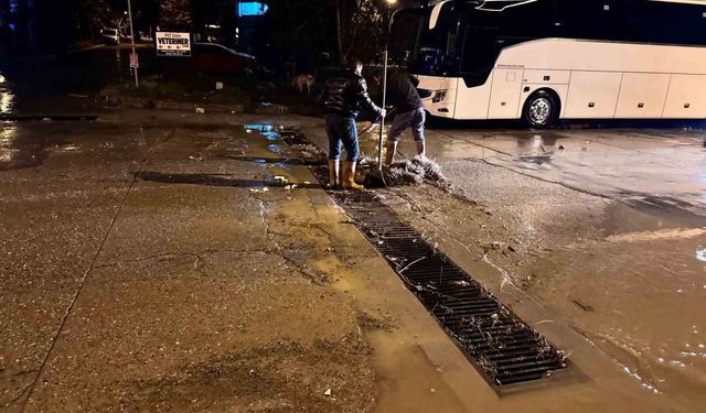 Kuşadası Belediyesi'nin 'yağmur' mesaisi aralıksız sürüyor