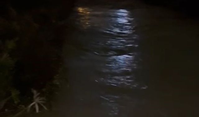 Kuşadası'nda dere taştı, alışveriş merkezi sular altında kaldı