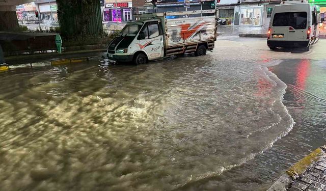 Kuşadası'nda şiddetli yağış ve dolu etkili oldu