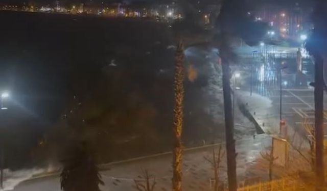 Lodos denizi taşırdı, dalgalar yükseldi