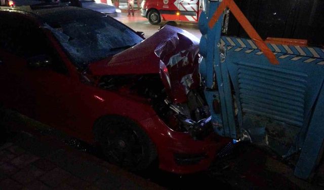 Lüks otomobil park halindeki otobüse çarptı