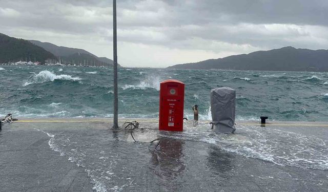 Marmaris'te şiddetli rüzgar denizi taşırdı