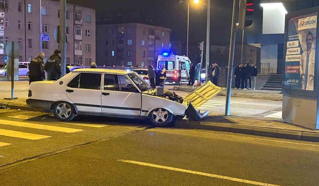 Melikgazi'de iki otomobil kavşakta çarpıştı