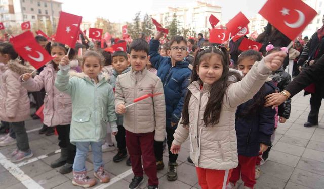 Öğrenciler ikinci döneme 'Bayrak Sevgisi' temasıyla başladı