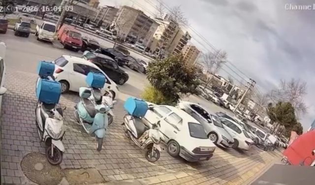 Otomobil sürücüsü ile motosikletli kurye arasındaki gerginlik kamerada