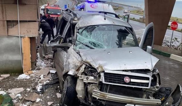 Panelvan araç hastanenin güvenlik kulübesine çarptı; baba ve oğlu yaralandı