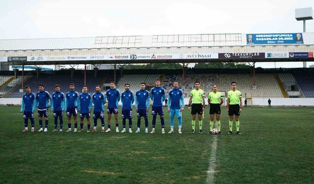 Rakip maça çıkmayınca kendi aralarında çift kale maç yaptılar