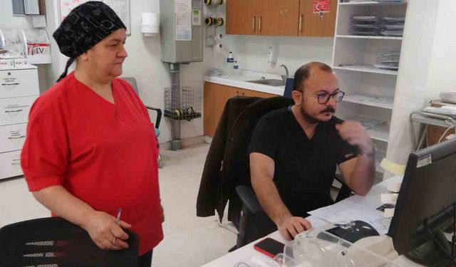 Sağlık çalışanı anne ve oğul birlikte hayat kurtarıyor