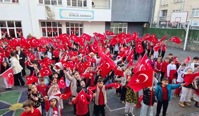 Samsun'da 253 bin öğrenci 'Bayrak Sevgisi' temasıyla ders başı yaptı