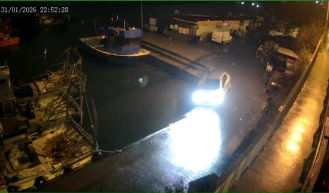 Sarıyer'de aynı yerde aynı şekilde ikinci kez bir araç mendirekte asılı kaldı. O anlar kamerada