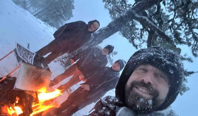Sındırgı'da zirveye çıkıp kar altında mangal yaktılar
