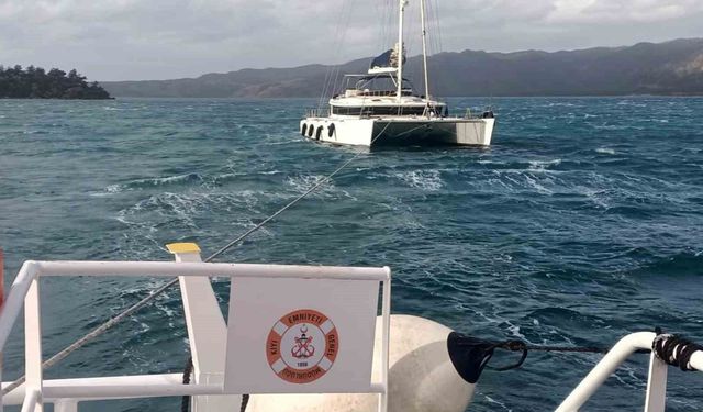 Sürüklenen Yelkenli Katamaran tekneyi Kıyı Emniyet ekipleri kurtardı