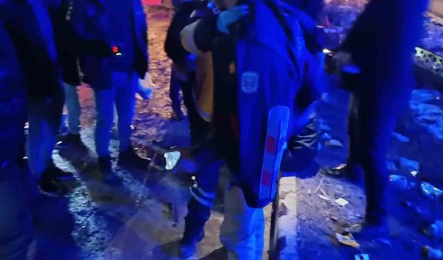 Van'da otomobil takla attı: 2 yaralı