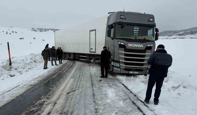 Varto'da kar nedeniyle kayan tır ulaşımı durdurdu