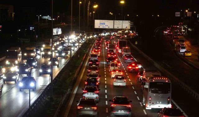 Yarıyıl tatilinin ardından D-100'deki trafik yoğunluğu havadan görüntülendi