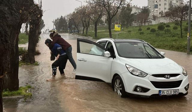 Yollar göle döndü, mahsur kalanları zabıta sırtında taşıdı