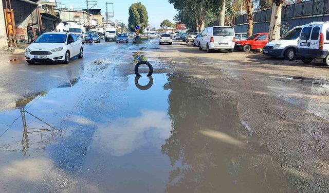 Yüreğir'de yol isyanı: Belediye çukuru kapatmayınca vatandaş lastikle önlem aldı