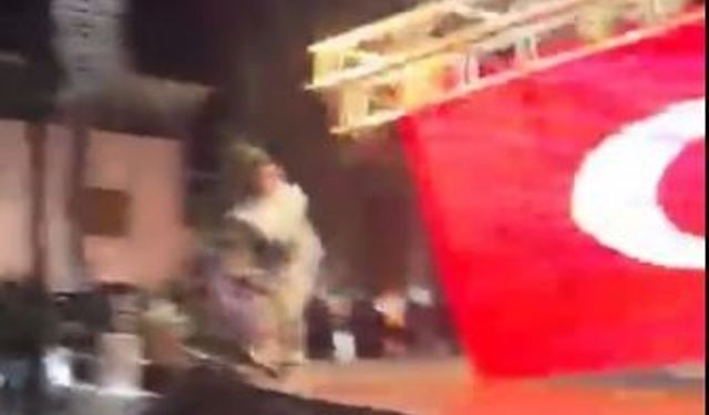 Zeybek oynamak için sahneye çıkan belediye başkanı saniyelerle kurtuldu... Sahnenin çökme anı kamerada