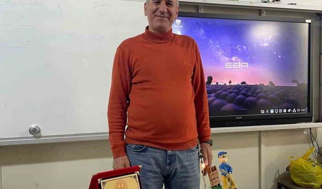 40 yıllık öğretmenlik hayatını güllerle uğurlanarak noktaladı