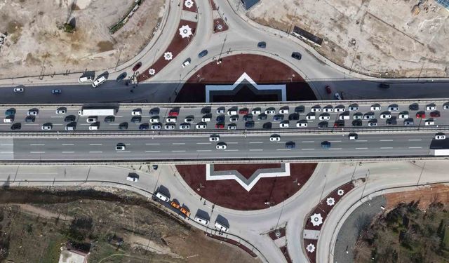 43 ilin geçiş noktasında yoğun trafik: Kilometrelerce araç kuyruğu havadan görüntülendi