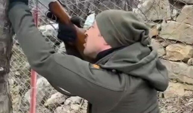 Ağaca takılan dronu tüfekle dala ateş ederek kurtardılar